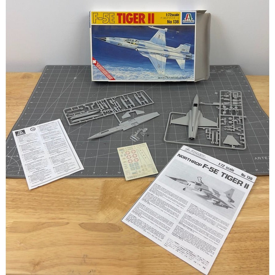 Italeri F-5E Tiger II Model Airplane Kit 1:72 Scale No. 136 New