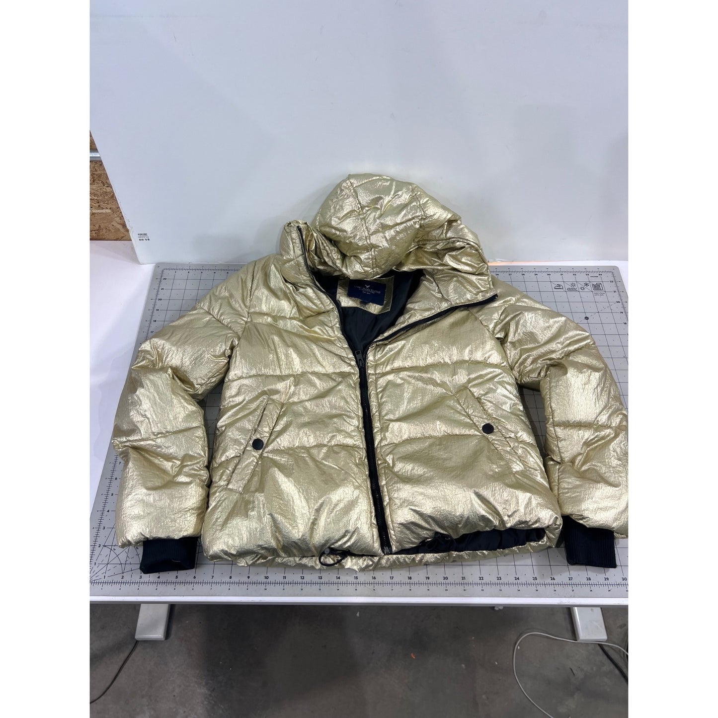American Eagle Gold Metallic Puffer Jacket w/Hood Front Zip  Women’s Sz. M