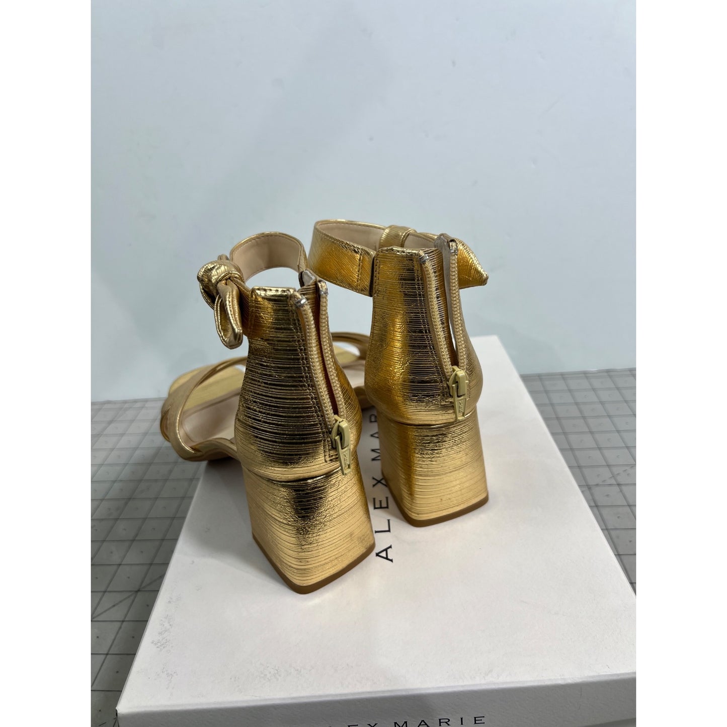 Alex Marie Adeline Gold Block Heel Women's Sandals Bow Accent Size 7.5 New