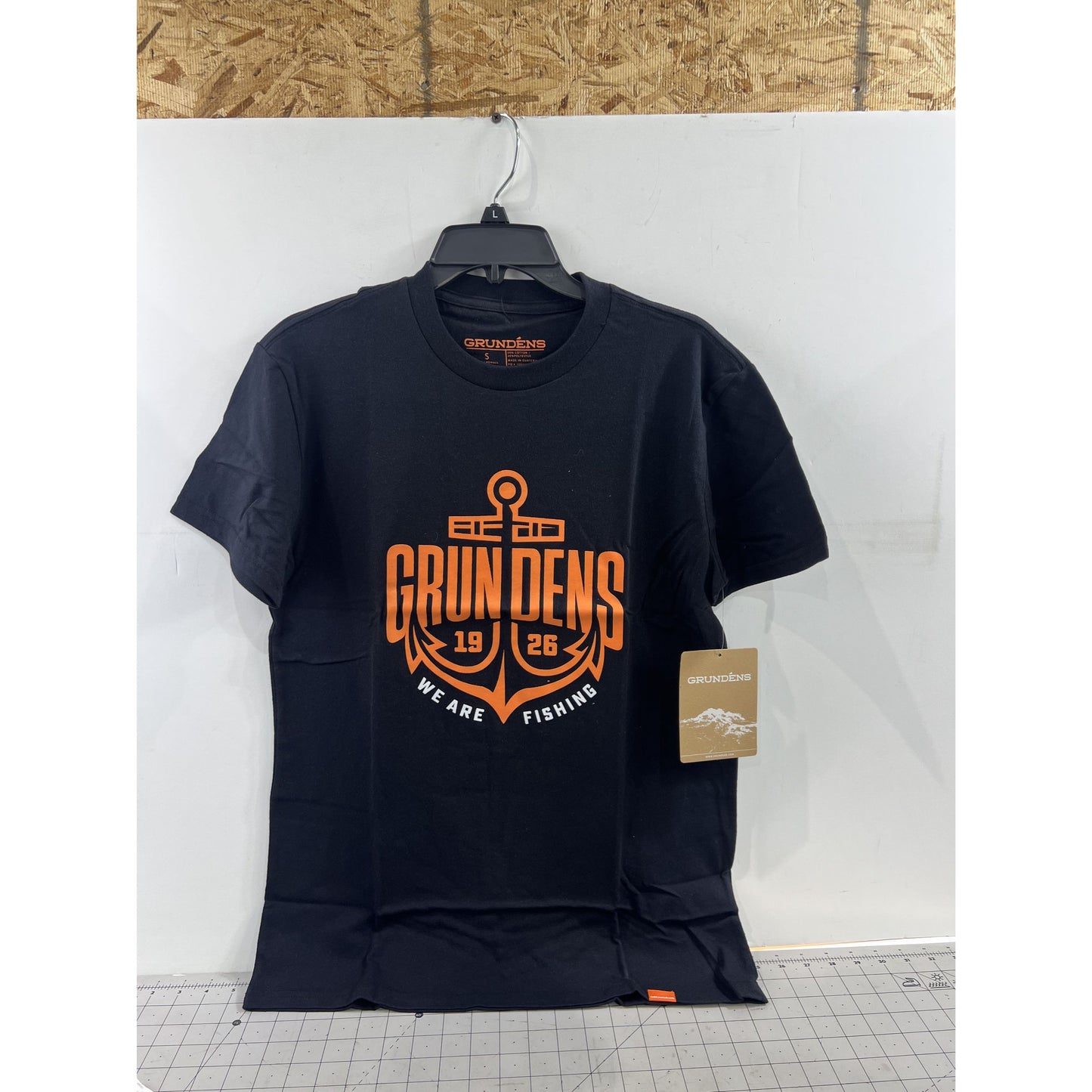 Grundéns “Off To The Races” SS T-Shirt Smoke Men’ Sz. S Black/Orange Graphic New
