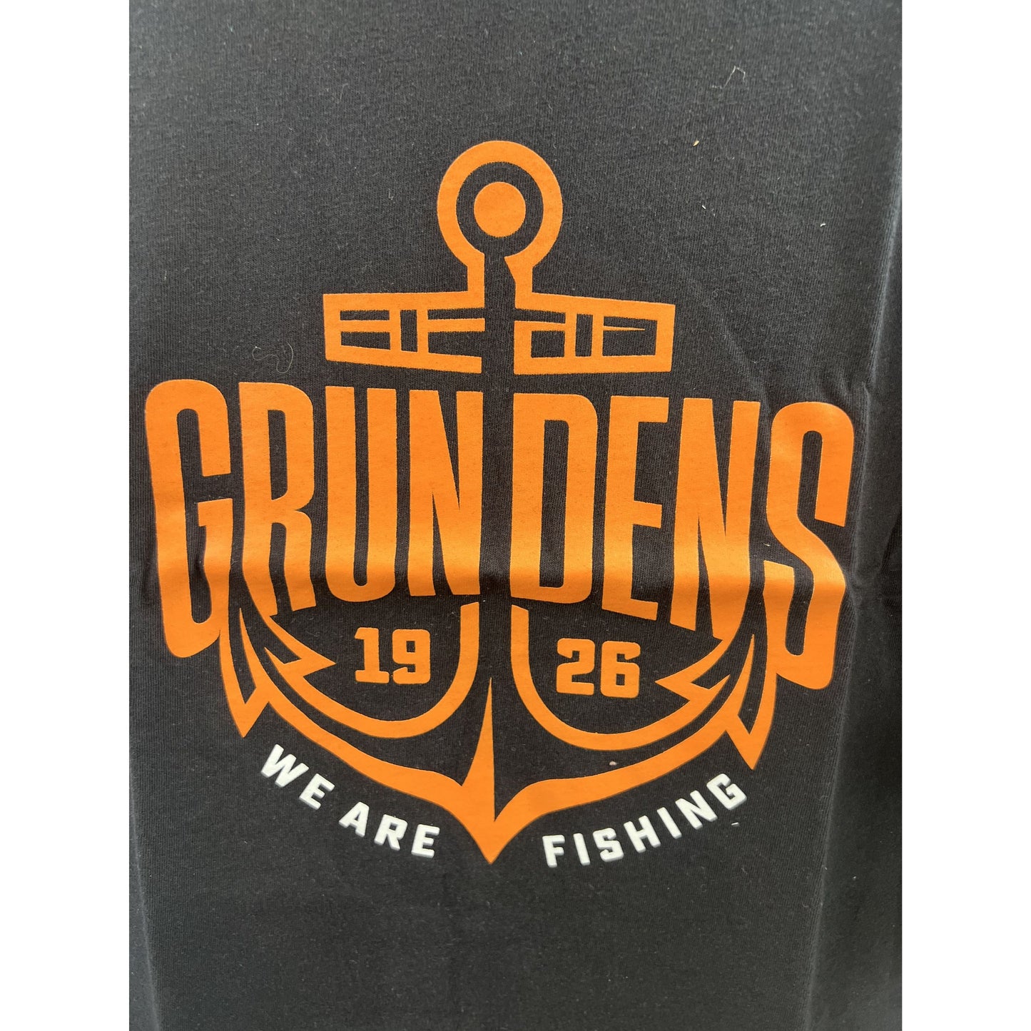 Grundéns “Off To The Races” SS T-Shirt Smoke Men’ Sz. S Black/Orange Graphic New