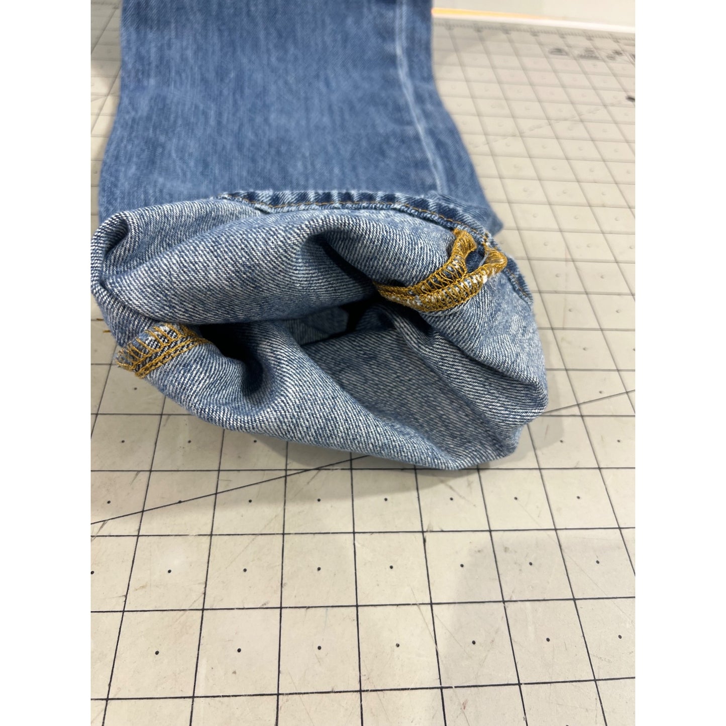 Levi’s 501 Men’s Jeans W34 L34 Indigo Blue Straight-Leg Button-Fly Distressed