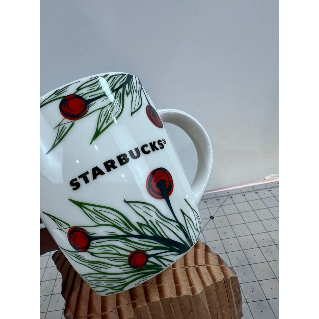 Starbucks 12 Oz White Ceramic Holiday Holly 2020 Mug Red Berry Design VG++