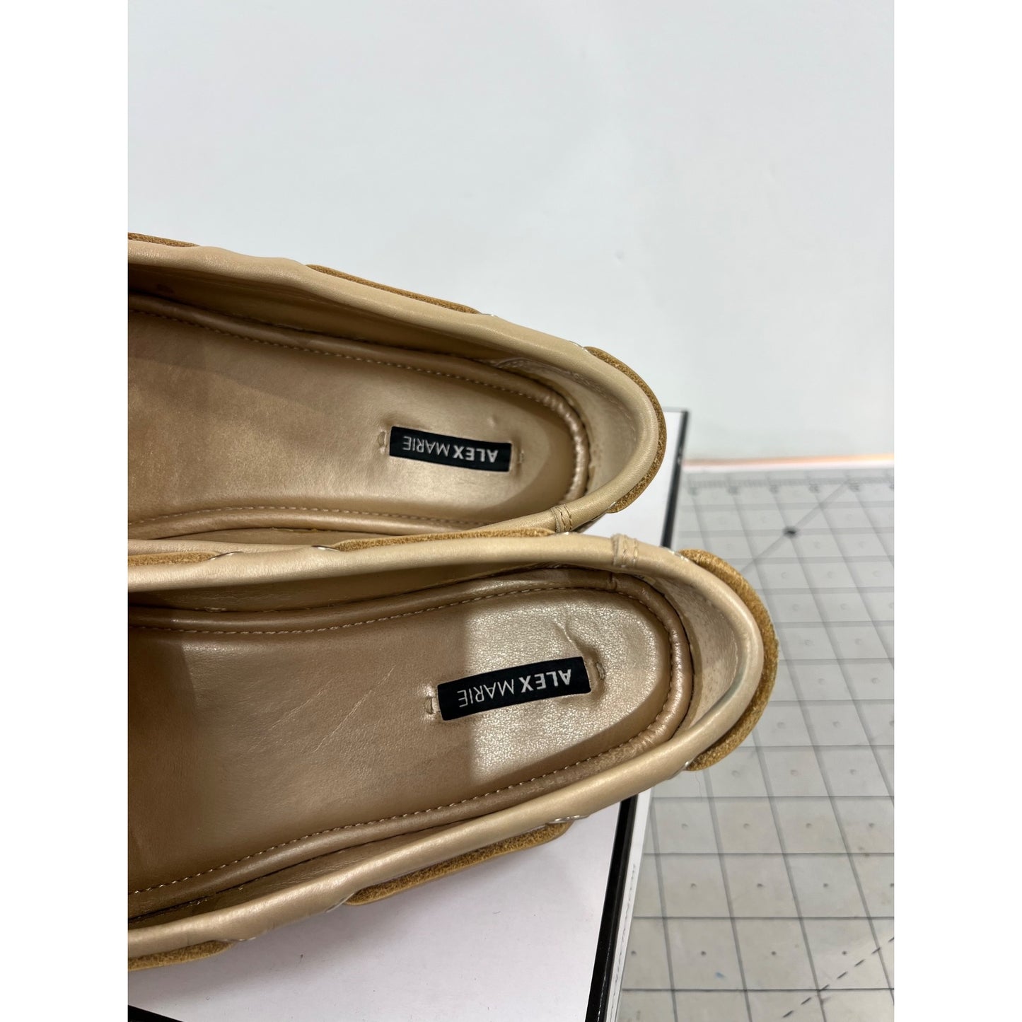 Alex Marie Louie 716 Women's Sand Gold Boat Shoes Size 8 Pre-Owned