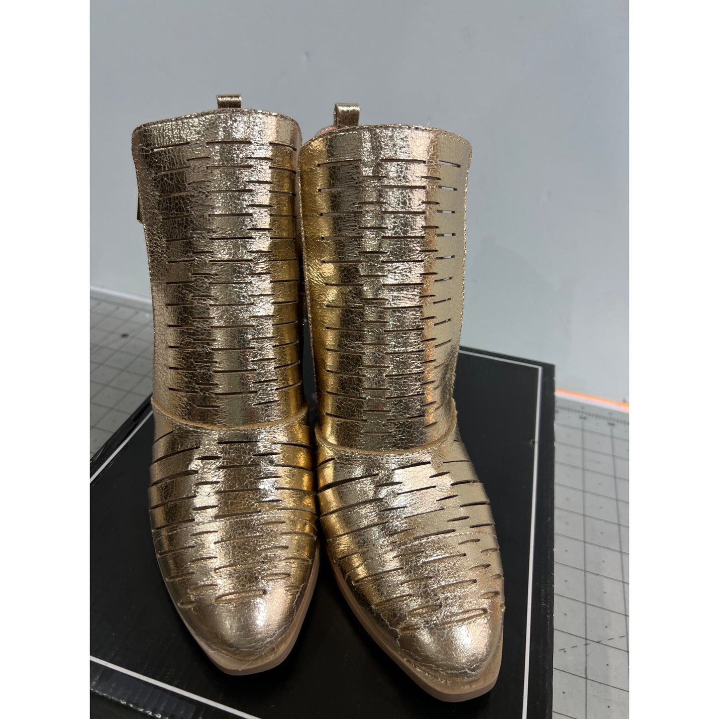 Qupid Prenton-09 Gold Distressed Women's Ankle Boots Sz. 7.5 Low Heel