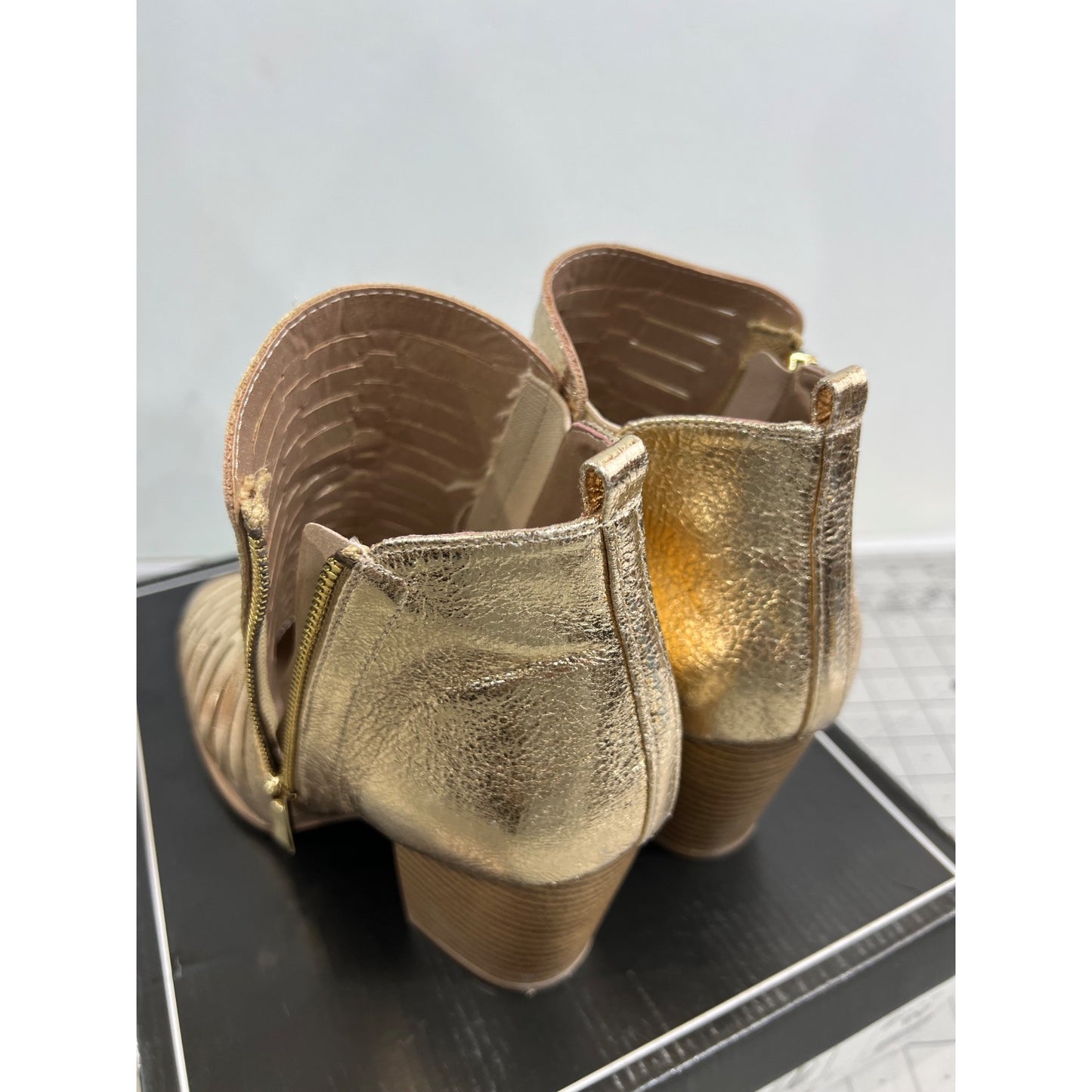 Qupid Prenton-09 Gold Distressed Women's Ankle Boots Sz. 7.5 Low Heel