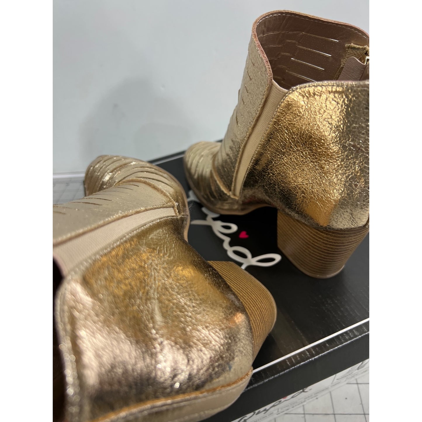 Qupid Prenton-09 Gold Distressed Women's Ankle Boots Sz. 7.5 Low Heel