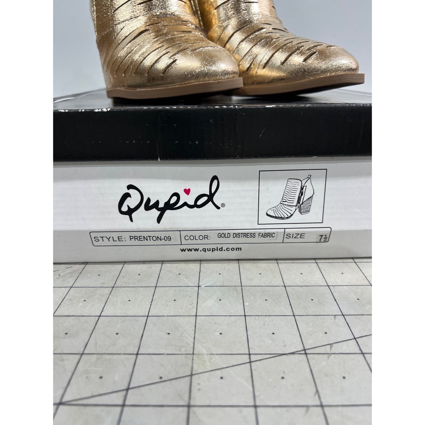 Qupid Prenton-09 Gold Distressed Women's Ankle Boots Sz. 7.5 Low Heel