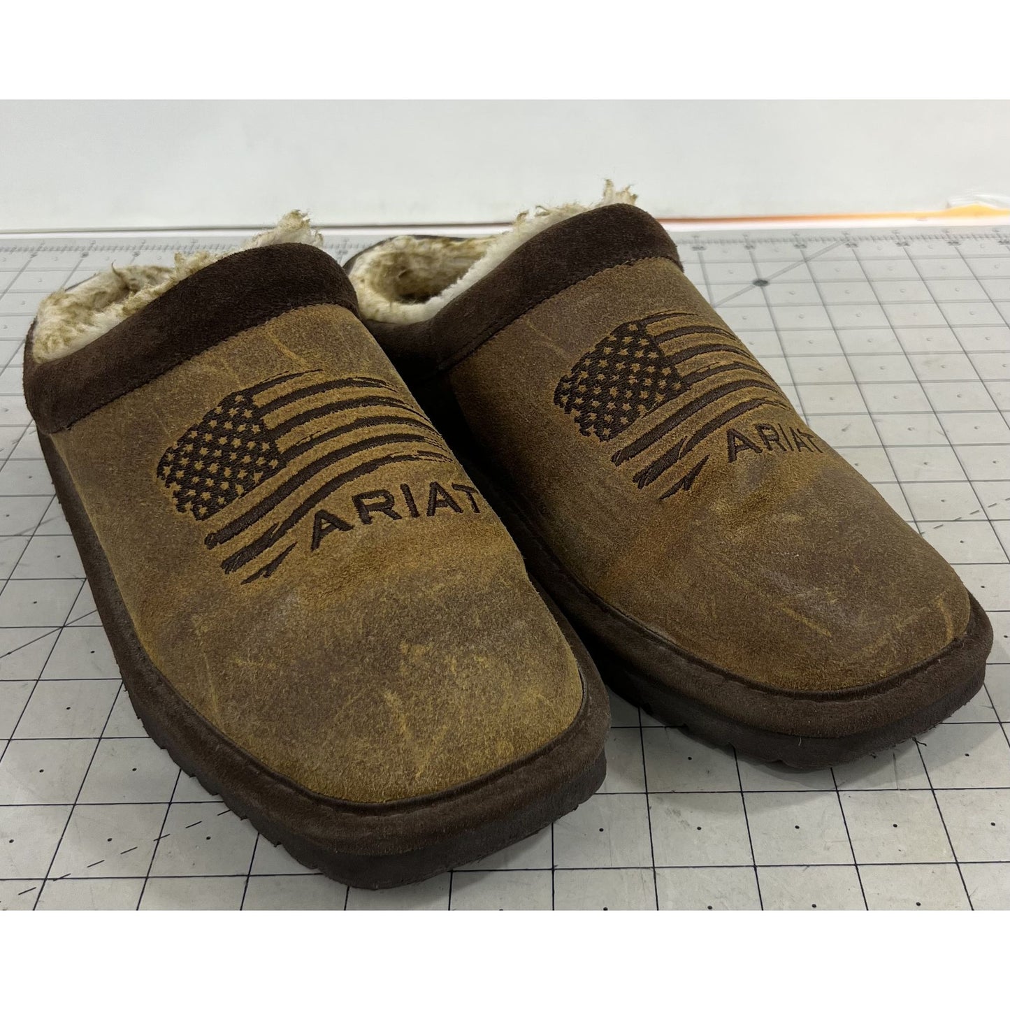 Ariat Men’s Brown Leather Sherpa-Lined Slippers Size 8 American Flag Design