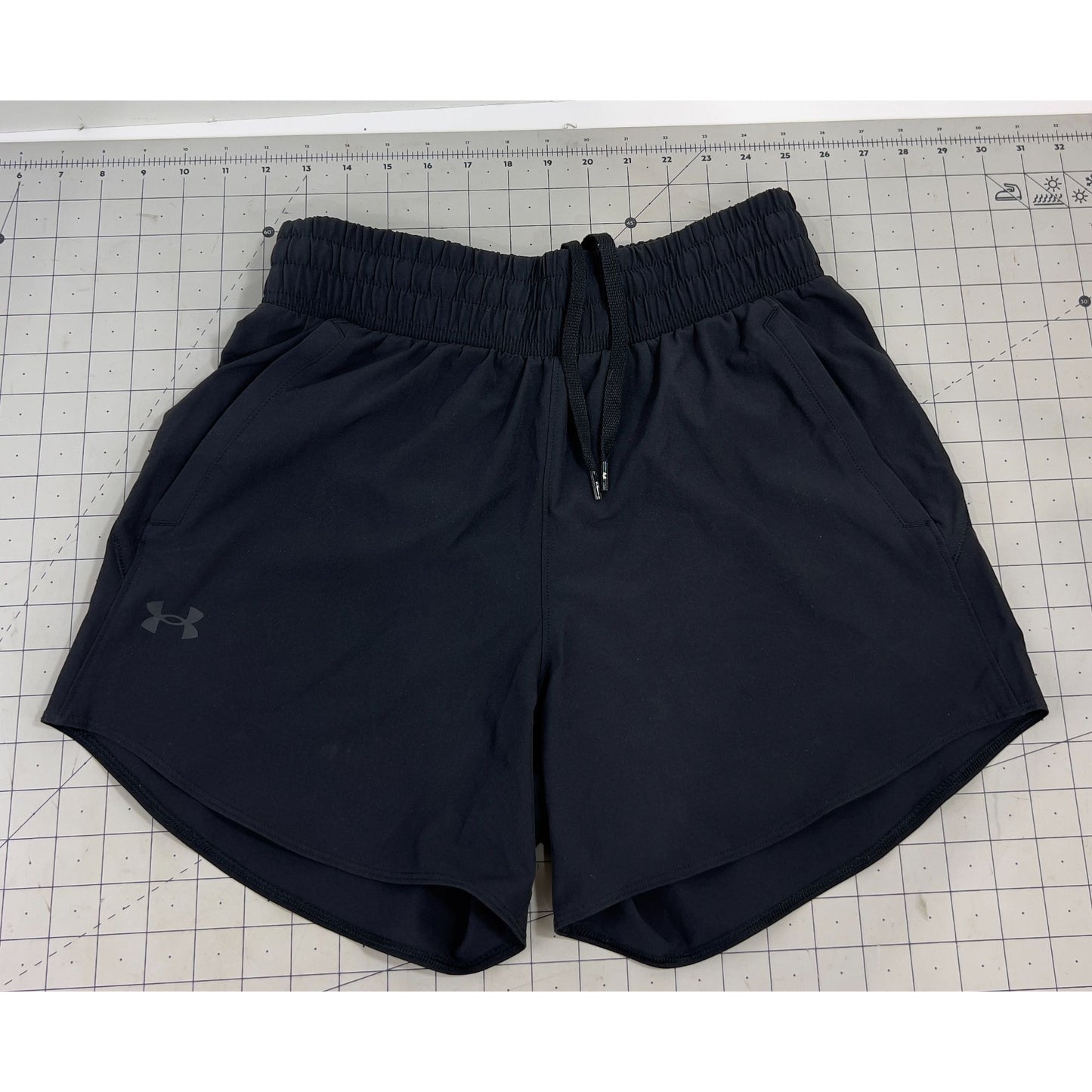 Under Armour Women's Vanish 5" Shorts in Black Size Small New NWT Loose Fit