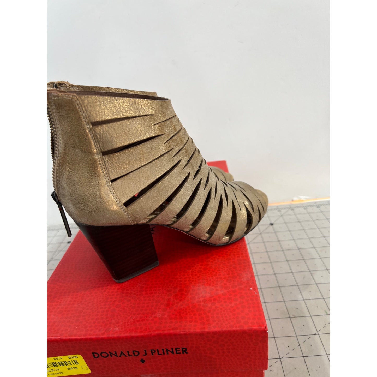 Donald J Pliner Greece-T8 Light Bronze Cutout Peep-Toe Sandals Women's Sz 7