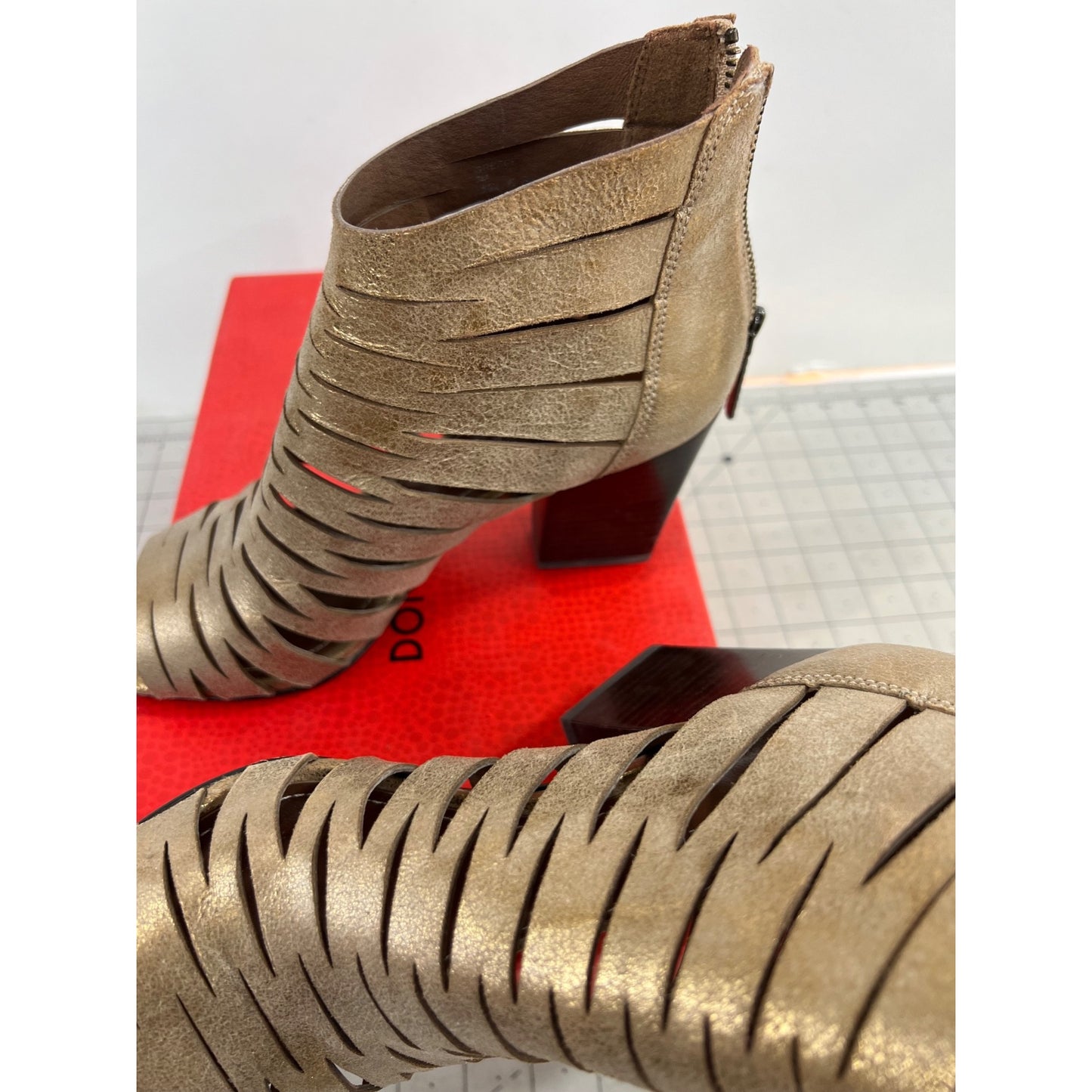 Donald J Pliner Greece-T8 Light Bronze Cutout Peep-Toe Sandals Women's Sz 7