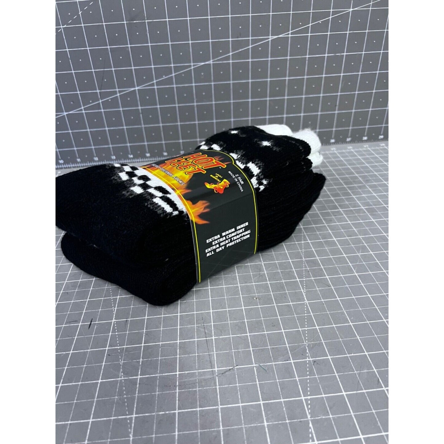 New in Package Men's Hot Feet Heavy Thermal Socks 2 Pair Size 6-12.5 NWT