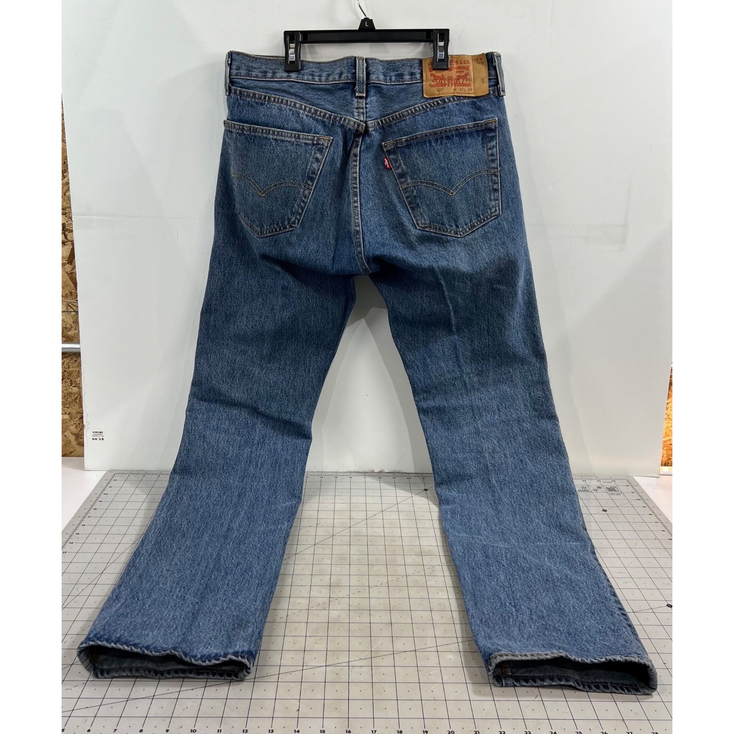 Men’s Levi’s 501 Denim Jeans Mid Blue Wash Straight Leg 32x34 Light Wear