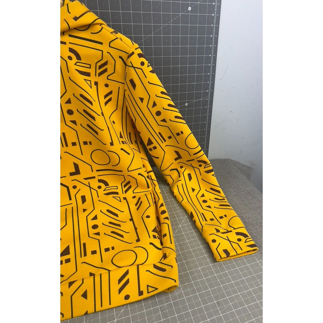Under Armour Yellow Geometric Circuit?? Pattern Hoodie SZ. Small vg++