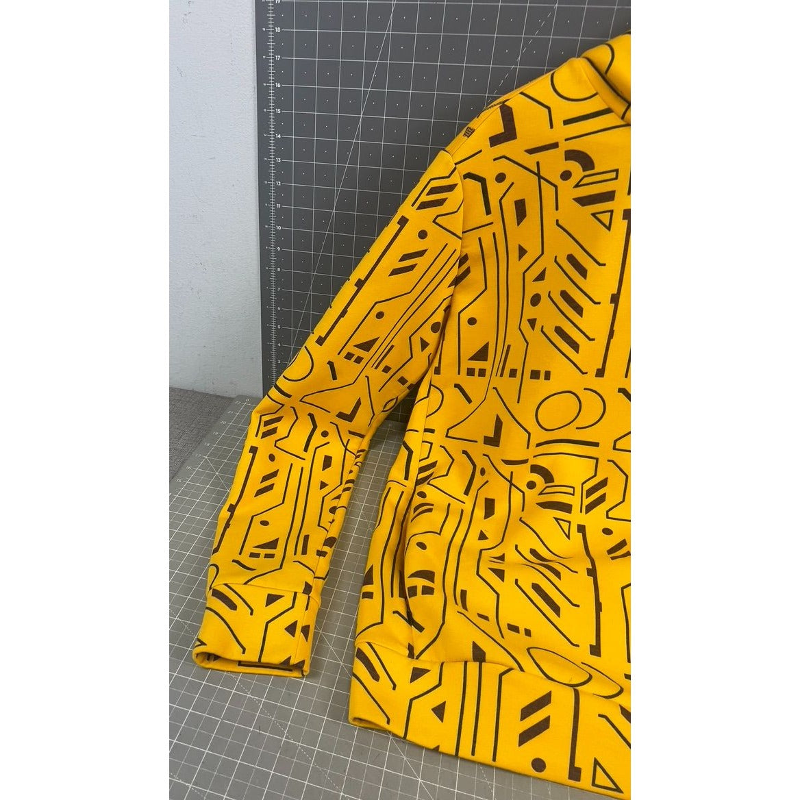 Under Armour Yellow Geometric Circuit?? Pattern Hoodie SZ. Small vg++
