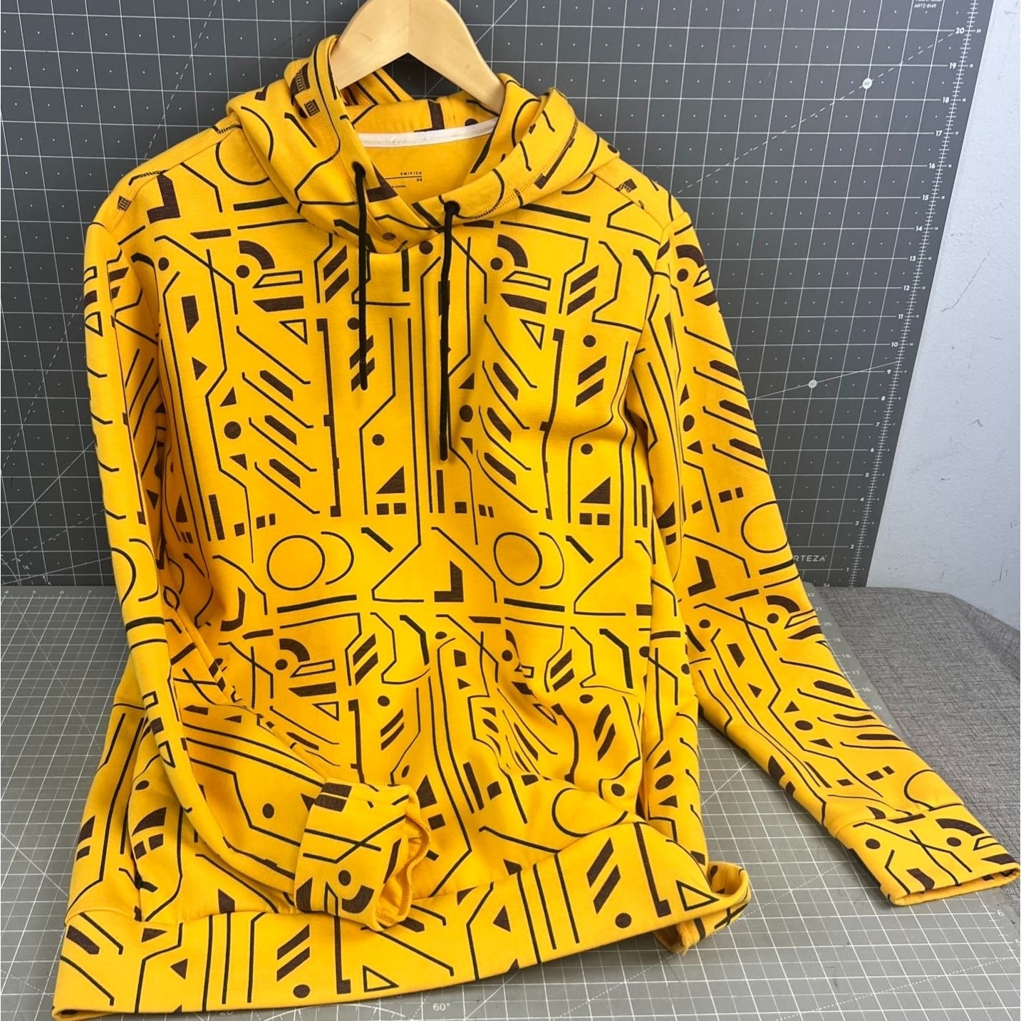 Under Armour Yellow Geometric Circuit?? Pattern Hoodie SZ. Small vg++
